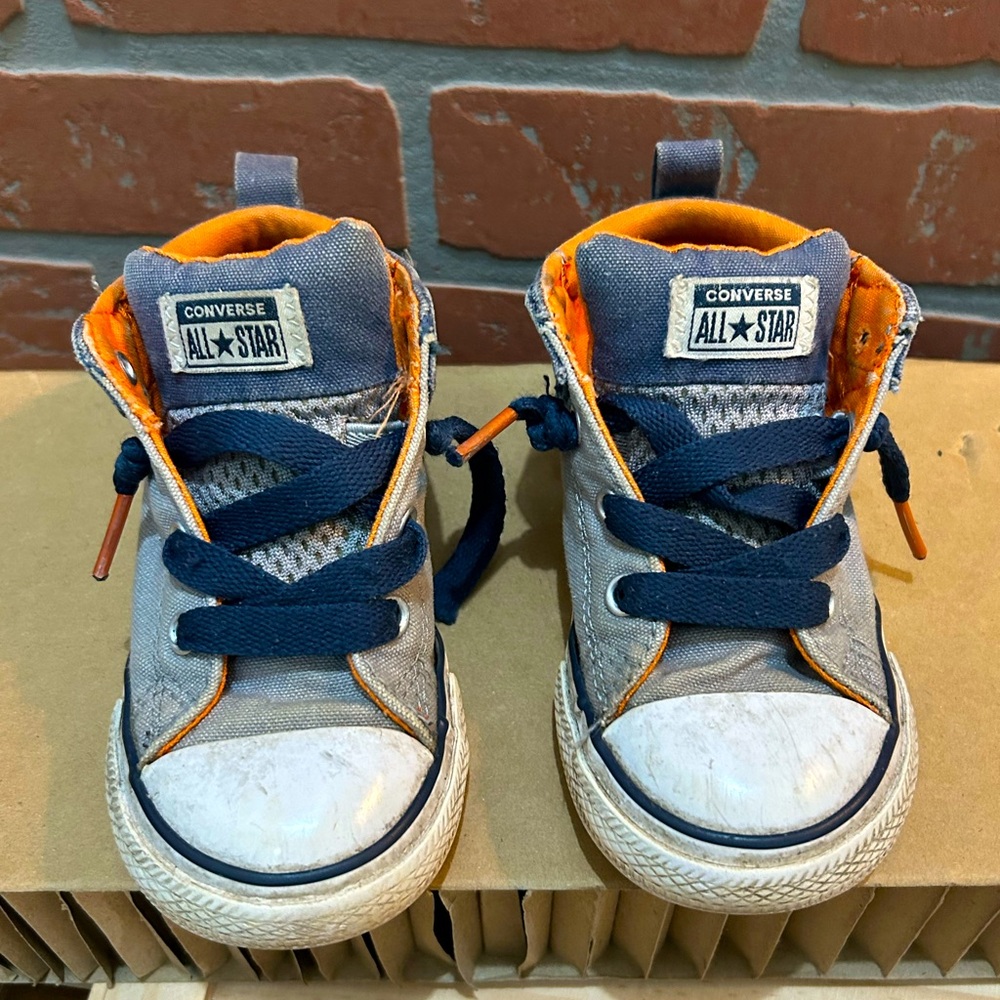 Converse All Star boys/kids toddler size 8 mid lace up sneaker
